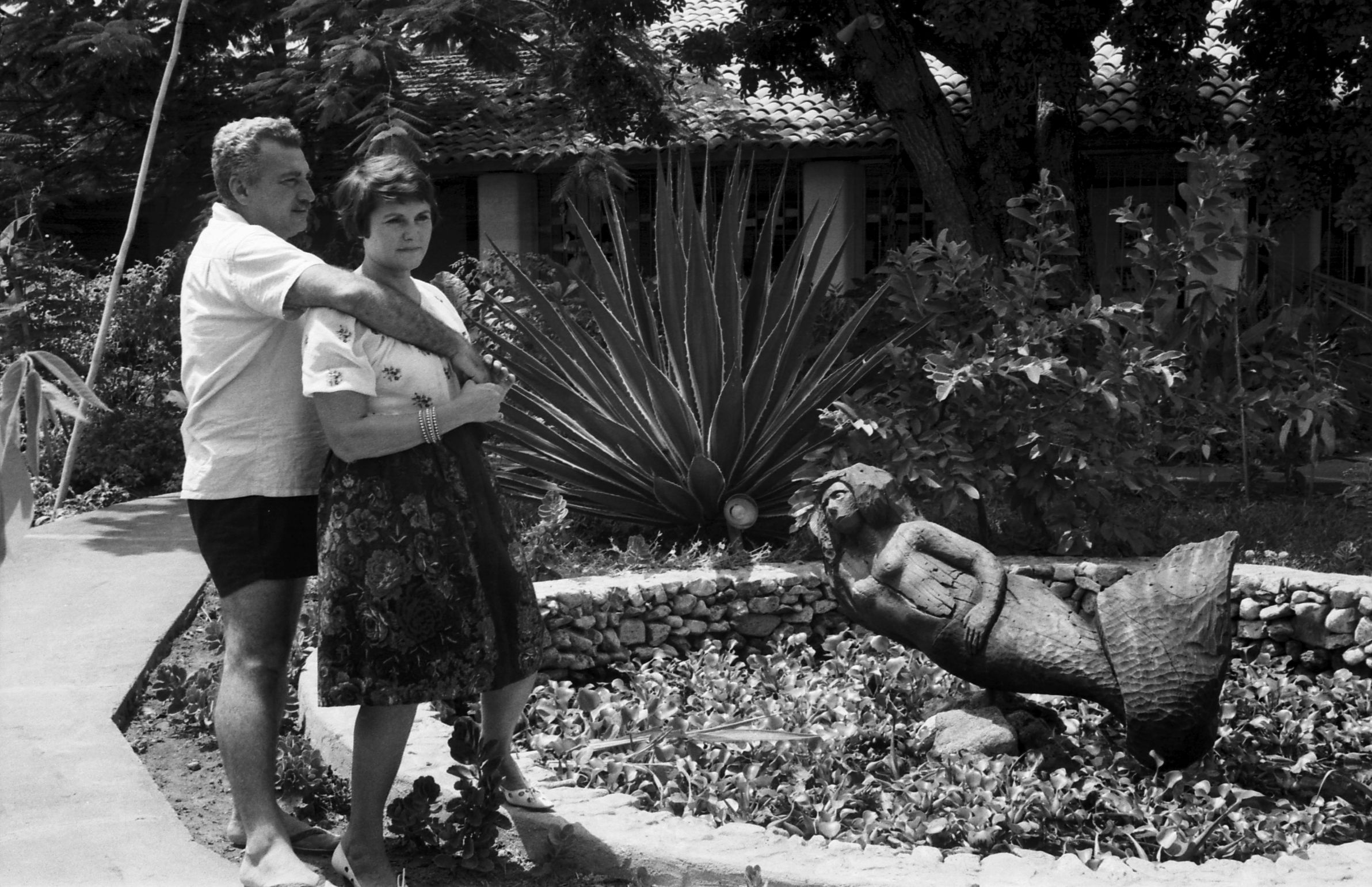 Jorge e Zélia no início da vida na Bahia em frente ao lagocom seria esculpida por Mario Cravo. CRV 1964 (3)
